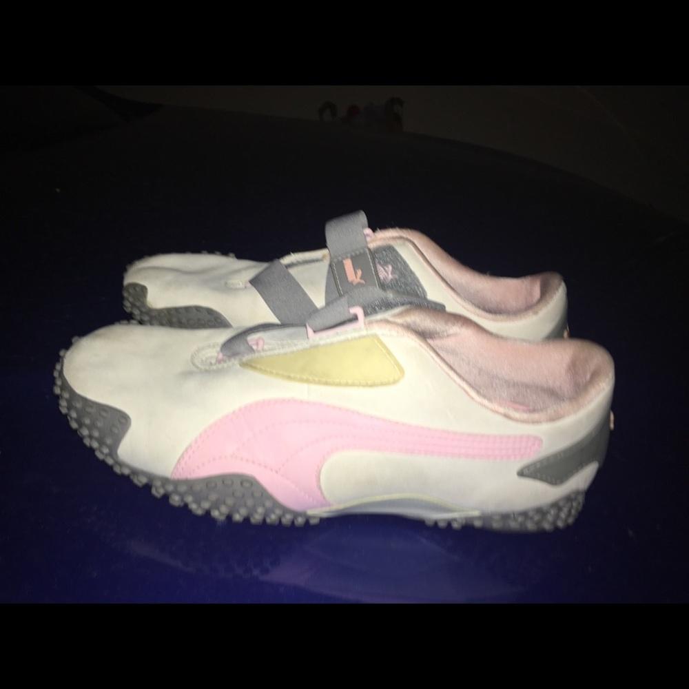 Ladies size 10 PUMA tennis shoes.